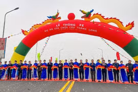 Thông xe, phương tiện lưu thông trở lại qua cầu Thăng Long từ sáng nay, 7-1