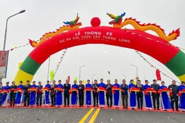 Thông xe, phương tiện lưu thông trở lại qua cầu Thăng Long từ sáng nay, 7-1