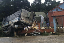 Xe tải bất ngờ lao vào 3 nhà dân ven đường trong đêm, lái xe tử vong 