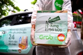 Tài xế GrabCar tình nguyện vận chuyển nhu yếu phẩm đến 24 bệnh viện điều trị Covid-19