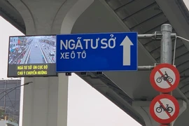 Hà Nội thí điểm lắp biển báo điện tử thông minh cảnh báo ùn tắc giao thông