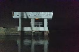 Lật thuyền trên sông Ba khiến 1 công nhân tử vong, 2 người mất tích