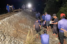 Đường sắt Hà Nội- Lào Cai sạt lở nghiêm trọng, tàu dừng chạy