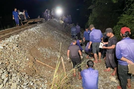 Đường sắt Hà Nội- Lào Cai sạt lở nghiêm trọng, tàu dừng chạy