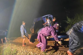 Mưa lớn làm tê liệt mạng lưới đường sắt quốc gia, 1.200 khách bị mắc kẹt chưa thể giải tỏa