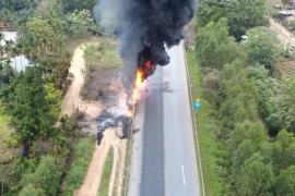 Xe chở dầu bốc cháy ngùn ngụt trên cao tốc Nội Bài- Lào Cai khiến 1 người tử vong