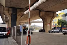 Hà Nội kiến nghị tiếp tục được sử dụng vỉa hè, lòng đường và gầm cầu cạn trông giữ phương tiện
