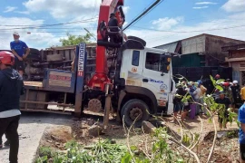 Xe tải va vào xe khách rồi đâm một loạt phương tiện khác làm 2 người chết