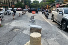 Hoàng Mai: Phá dỡ loạt trụ bê tông trái phép trước cửa chung cư Lilama Lĩnh Nam