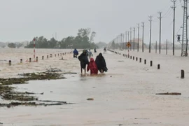 Mưa lớn trút xuống Trung bộ, nhiều nơi bị cô lập, 6 người chết và mất tích