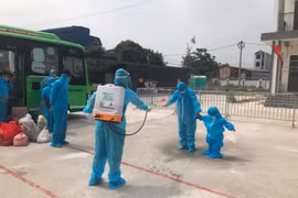 Đưa 65 công dân F1 đi cách ly tập trung bằng xe buýt