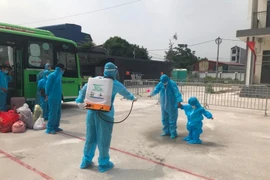 Đưa 65 công dân F1 đi cách ly tập trung bằng xe buýt