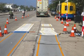 Lái xe chống đối cố tình cán hỏng trạm cân