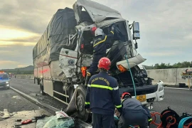 Xe tải va chạm trên cao tốc Phan Thiết- Dầu Giây, phụ lái mắc kẹt trong cabin