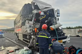 Xe tải va chạm trên cao tốc Phan Thiết- Dầu Giây, phụ lái mắc kẹt trong cabin