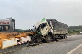 Xe đầu kéo không biển kiểm soát va chạm với ô tô tải trên cao tốc Cam Lộ- La Sơn