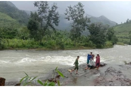 Sẽ điều lực lượng công binh tiếp cận 45 người leo núi Tà Giang bị kẹt do mưa lớn