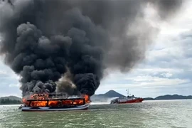 Tàu thủy đang chở khách bốc cháy giữa biển Cửa Đại có còn hạn đăng kiểm?