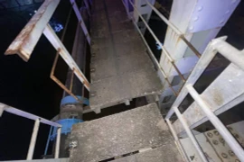 Sà lan đâm lệch cầu Tam Bạc, đường sắt Hà Nội- Hải Phòng tê liệt