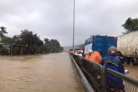 Mưa xối xả trút xuống, quốc lộ 1 qua Huế ngập sâu cả mét