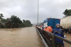 Mưa xối xả trút xuống, quốc lộ 1 qua Huế ngập sâu cả mét