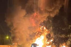 Xe bồn nghi chở xăng dầu bốc cháy dữ dội sau va chạm trên cao tốc Hà Nội- Hải Phòng