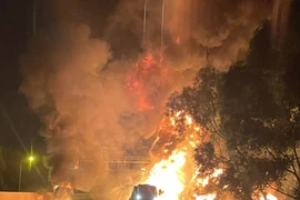 Xe bồn nghi chở xăng dầu bốc cháy dữ dội sau va chạm trên cao tốc Hà Nội- Hải Phòng