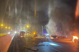 Xe bồn chở xăng bốc cháy trên cao tốc Hà Nội- Hải Phòng: Lái xe tải tử vong