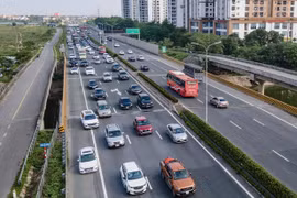 Cao tốc cửa ngõ Hà Nội và TP.HCM ùn tắc sớm, đóng mở liên tục để điều tiết