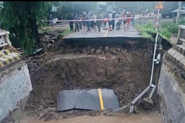 Nước lũ cuốn trôi cầu Đắk Pờ Tó trên đường Trường Sơn Đông