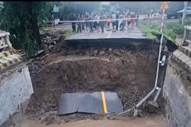 Nước lũ cuốn trôi cầu Đắk Pờ Tó trên đường Trường Sơn Đông