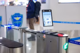 Sử dụng tài khoản định danh điện tử VNeID để làm thủ tục lên máy bay