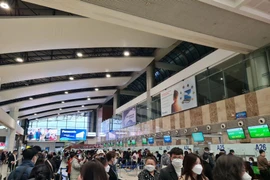 "Tư lệnh" ngành giao thông yêu cầu dẹp bớt hàng quán ở sân bay, tạo không gian phục vụ người dân 