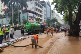 Hỗn hợp bùn khoan ngầm metro Nhổn-Ga Hà Nội lại phun ào ào lên phố Cát Linh
