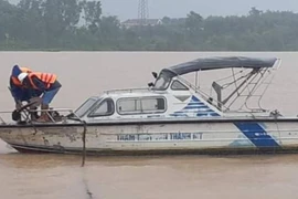 Xem tận mắt cán bộ thủy văn vất vả dầm mình trong nước lũ đỏ ngầu “đo mưa, đong lũ”