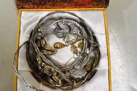 Khách bủn rủn chân tay khi biết mình quên chiếc valy chứa nhiều nữ trang giá trị