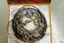 Khách bủn rủn chân tay khi biết mình quên chiếc valy chứa nhiều nữ trang giá trị