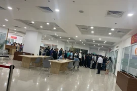 Thêm 5 điểm đổi bằng lái xe nhưng người dân vẫn ùn ùn đến Sở Giao thông xếp hàng