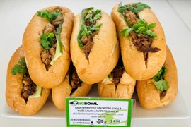 Bánh mì sân bay quốc tế Nội Bài bán 7,8 USD/cái vì dùng thịt lợn nhập khẩu