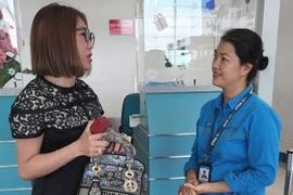 Nhân viên vệ sinh sân bay nhặt được viên kim cương giá trị nửa tỷ đồng