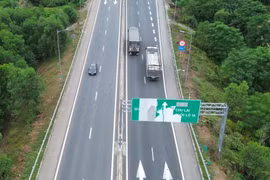 VEC nói gì về biển báo trên cao tốc Đà Nẵng- Quảng Ngãi bị bong tróc