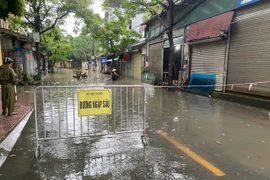 Hà Nội có 99 điểm úng ngập từ 10-30cm, mưa giảm từ trưa và chiều nay