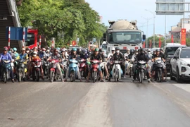 Người dân xếp hàng ùn ùn trở về Thủ đô dưới cái nắng oi ả