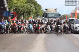 Người dân xếp hàng ùn ùn trở về Thủ đô dưới cái nắng oi ả