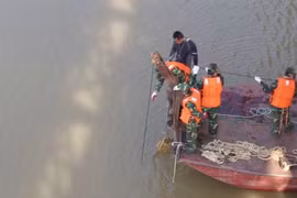 Hà Nội thí điểm mô hình trục vớt, cứu hộ cứu nạn trên sông Hồng