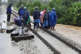 Đường sắt Bắc- Nam thông tuyến trở lại sau nhiều ngày tê liệt vì mưa lũ