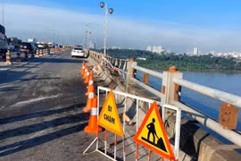 Xe container rơi xuống sông Hồng: Không lan can cầu nào chịu được cú đâm quá mạnh