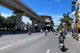 Tháo bỏ dải phân cách phân làn trên đường Nguyễn Trãi