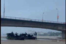 Hai tàu hút từ Trung Quốc đang trôi dạt trên sông Hồng ở Yên Bái