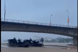 Hai tàu hút từ Trung Quốc đang trôi dạt trên sông Hồng ở Yên Bái